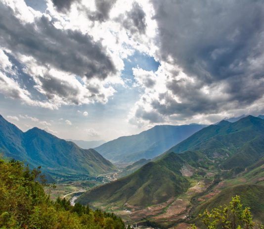 Khám phá thắng cảnh núi non điệp trùng Hoàng Liên Sơn