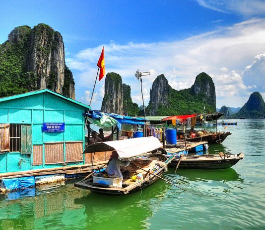 Tới thăm làng chài Cửa Vạn tỉnh Quảng Ninh