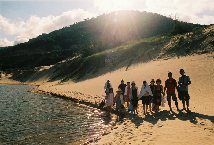 Dù trời nắng chói chang, du khách vẫn thích thú khám phá bãi biển thần tiên này