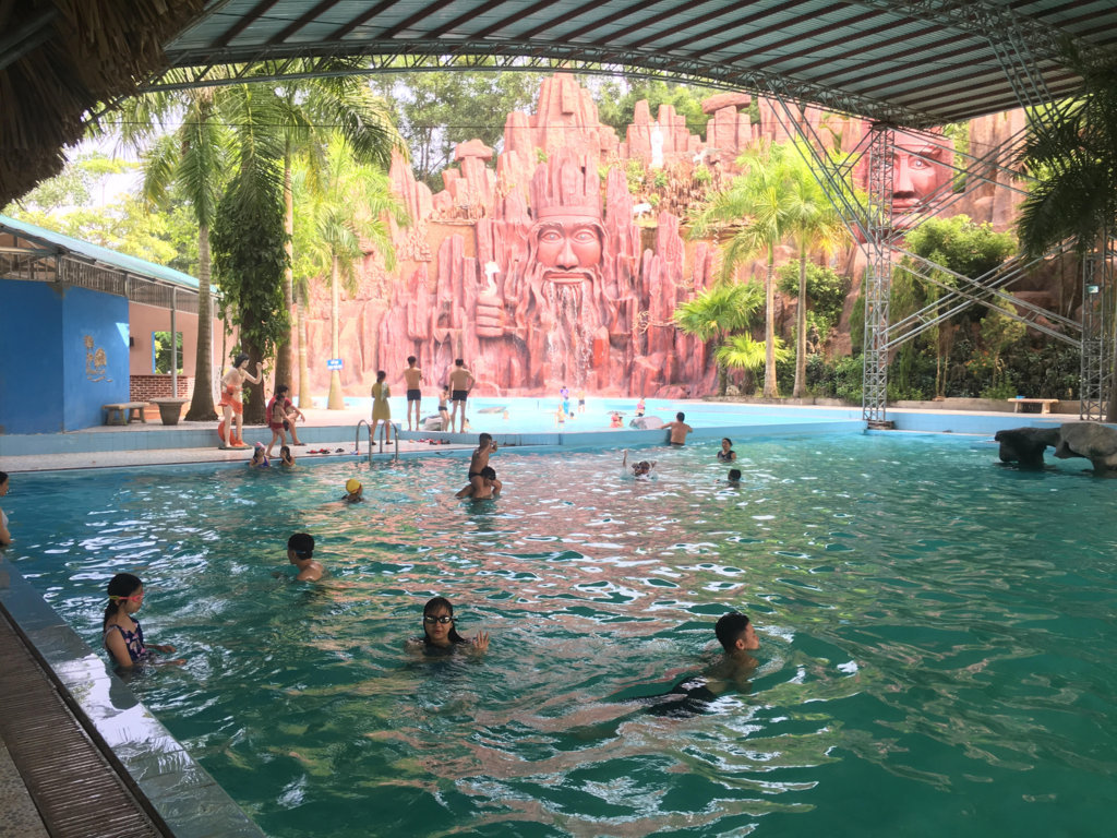 1 khu bể tắm thác nước khoáng ngoài trời trong Thanh Lâm, cực kỳ phù hợp khi đi tắm giải nhiệt cho mùa Hè nóng bức.