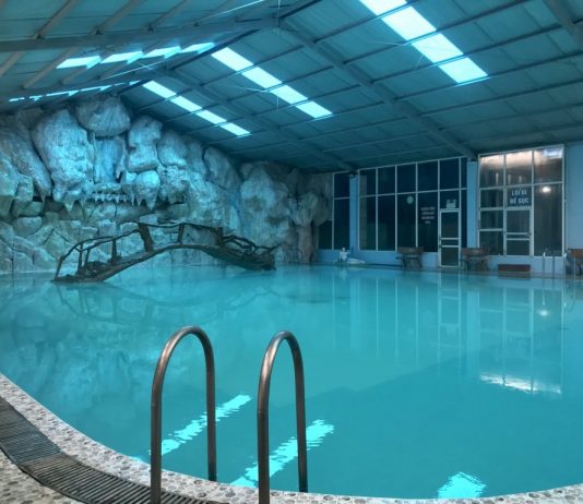 Bể bơi nước khoáng nóng mới phục vụ tân xuân