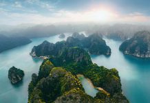 Vịnh Hạ Long – Kỳ quan, di sản thiên nhiên thế giới Ảnh pexels stijn dijkstra chụp từ trên cao, mô tả một phần vẻ đẹp hớp hồn của Vịnh Hạ Long Việt Nam