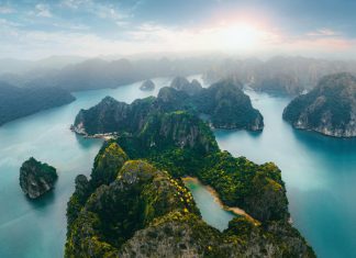 Vịnh Hạ Long – Kỳ quan, di sản thiên nhiên thế giới Ảnh pexels stijn dijkstra chụp từ trên cao, mô tả một phần vẻ đẹp hớp hồn của Vịnh Hạ Long Việt Nam