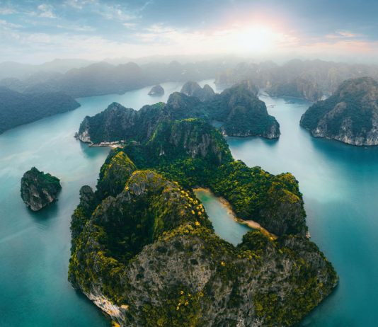 Vịnh Hạ Long – Kỳ quan, di sản thiên nhiên thế giới Ảnh pexels stijn dijkstra chụp từ trên cao, mô tả một phần vẻ đẹp hớp hồn của Vịnh Hạ Long Việt Nam